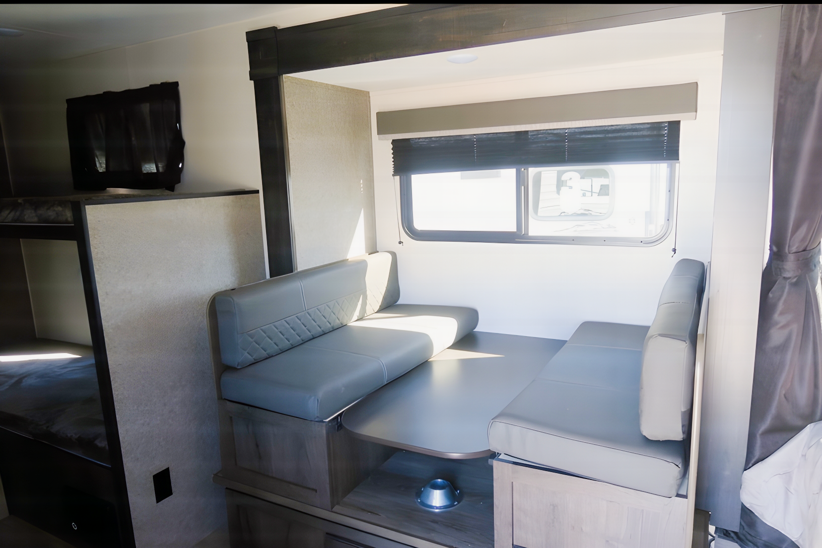 Pet friendly Bunkie with Queen