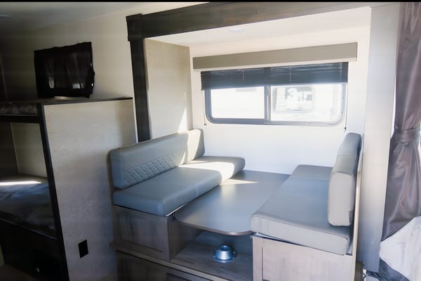 Pet friendly Bunkie with Queen