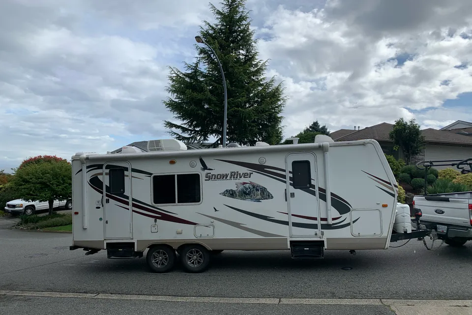 Jessica's Snow river 25’ trailer with 1 slide