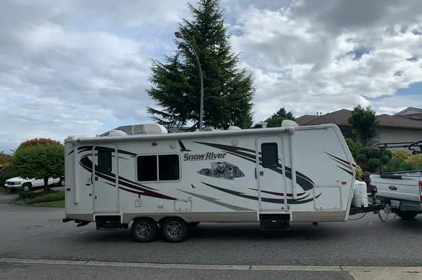 Jessica's Snow river 25’ trailer with 1 slide