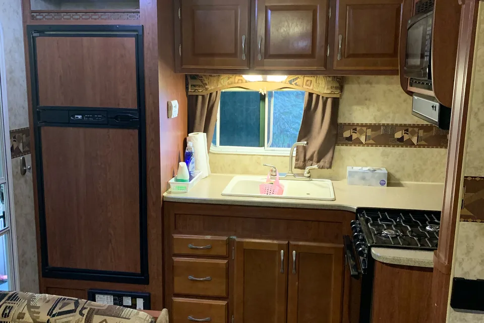 Jessica's Snow river 25’ trailer with 1 slide