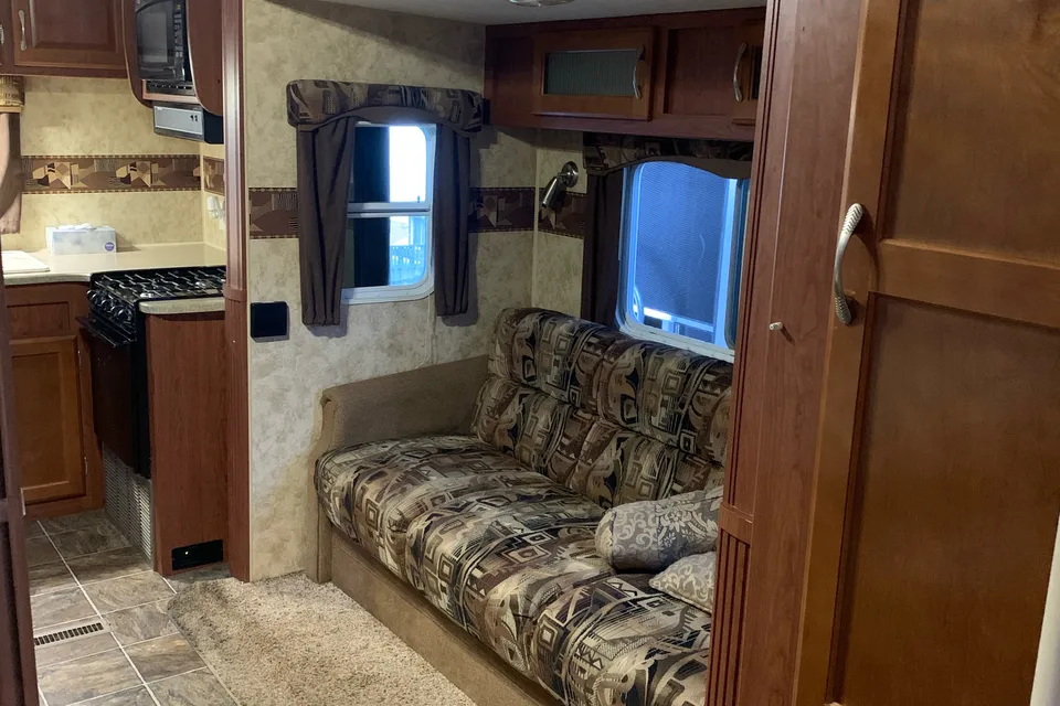 Jessica's Snow river 25’ trailer with 1 slide