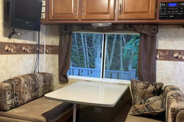 Jessica's Snow river 25’ trailer with 1 slide