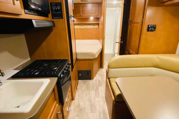Arie's Winnebago Minnie Winnie 22 Ft Class C