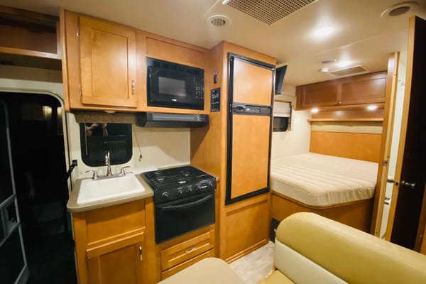 Arie's Winnebago Minnie Winnie 22 Ft Class C
