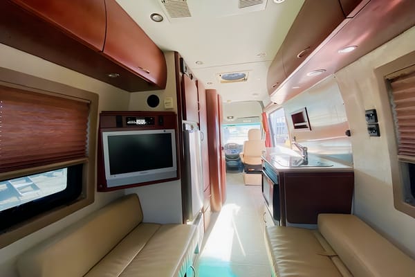 🚐 Explore in Comfort with Our Fuel-Efficient 2007 Pleasure-Way Plateau Diesel Camper!