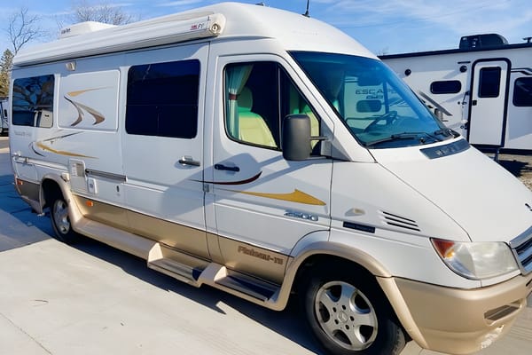 🚐 Explore in Comfort with Our Fuel-Efficient 2007 Pleasure-Way Plateau Diesel Camper!