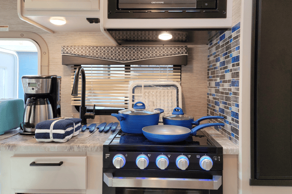 ALL-INCLUSIVE Brand New 2021 Thor Motor Coach Four Winds 22E Class C