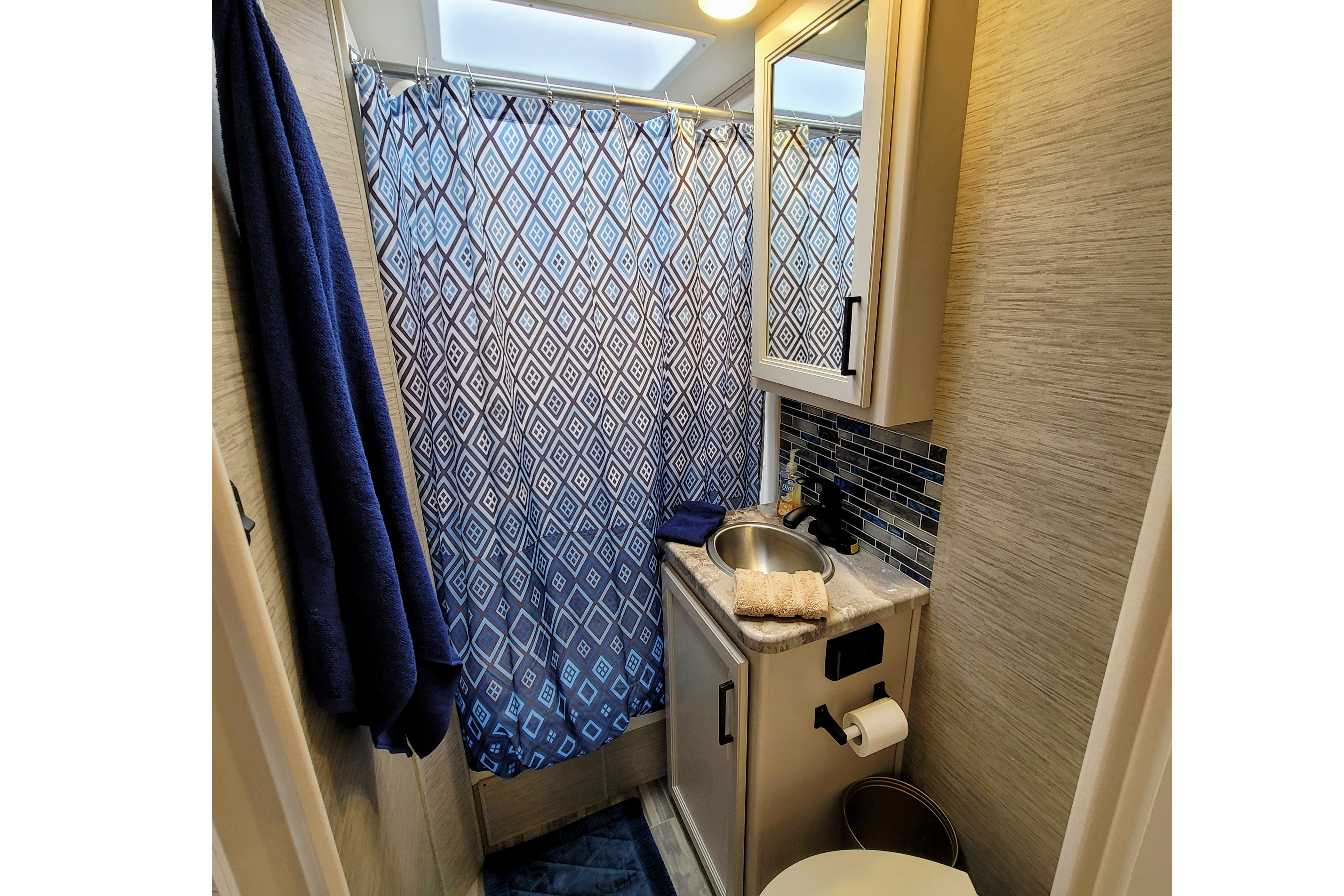ALL-INCLUSIVE Brand New 2021 Thor Motor Coach Four Winds 22E Class C