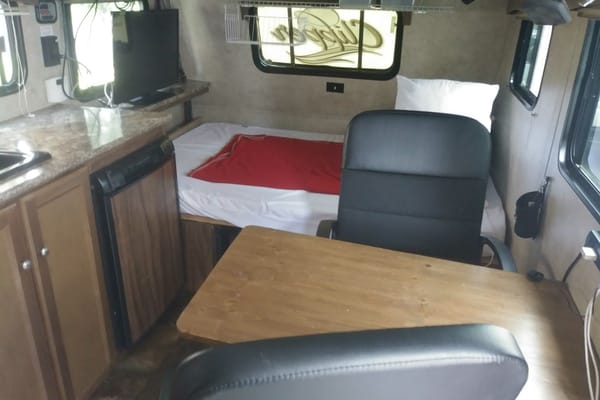 Petite roulotte toute equippée. $$Spécial$$ pour l'été si fixe dans un camping 30$/jour minimum 2 mois