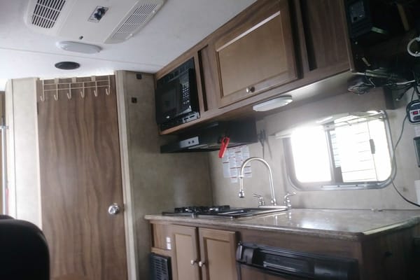 Petite roulotte toute equippée. $$Spécial$$ pour l'été si fixe dans un camping 30$/jour minimum 2 mois