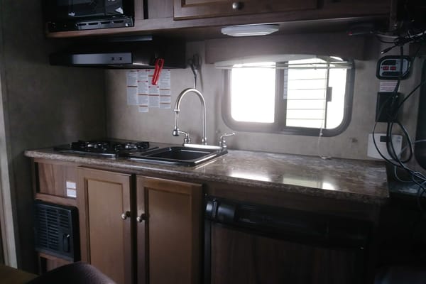 Petite roulotte toute equippée. $$Spécial$$ pour l'été si fixe dans un camping 30$/jour minimum 2 mois