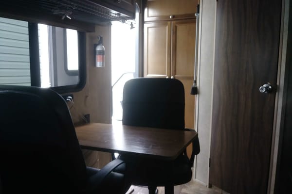 Petite roulotte toute equippée. $$Spécial$$ pour l'été si fixe dans un camping 30$/jour minimum 2 mois