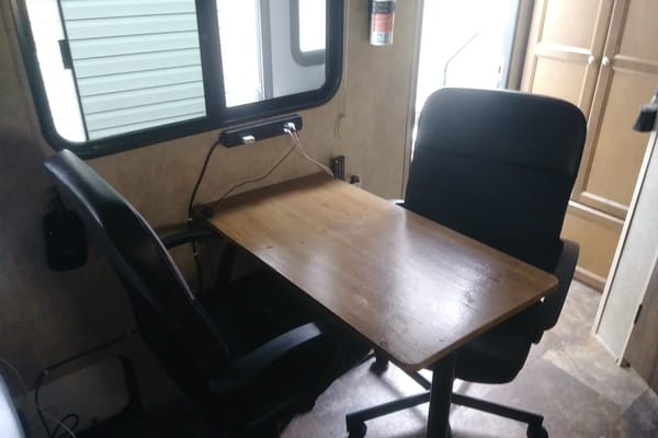 Petite roulotte toute equippée. $$Spécial$$ pour l'été si fixe dans un camping 30$/jour minimum 2 mois