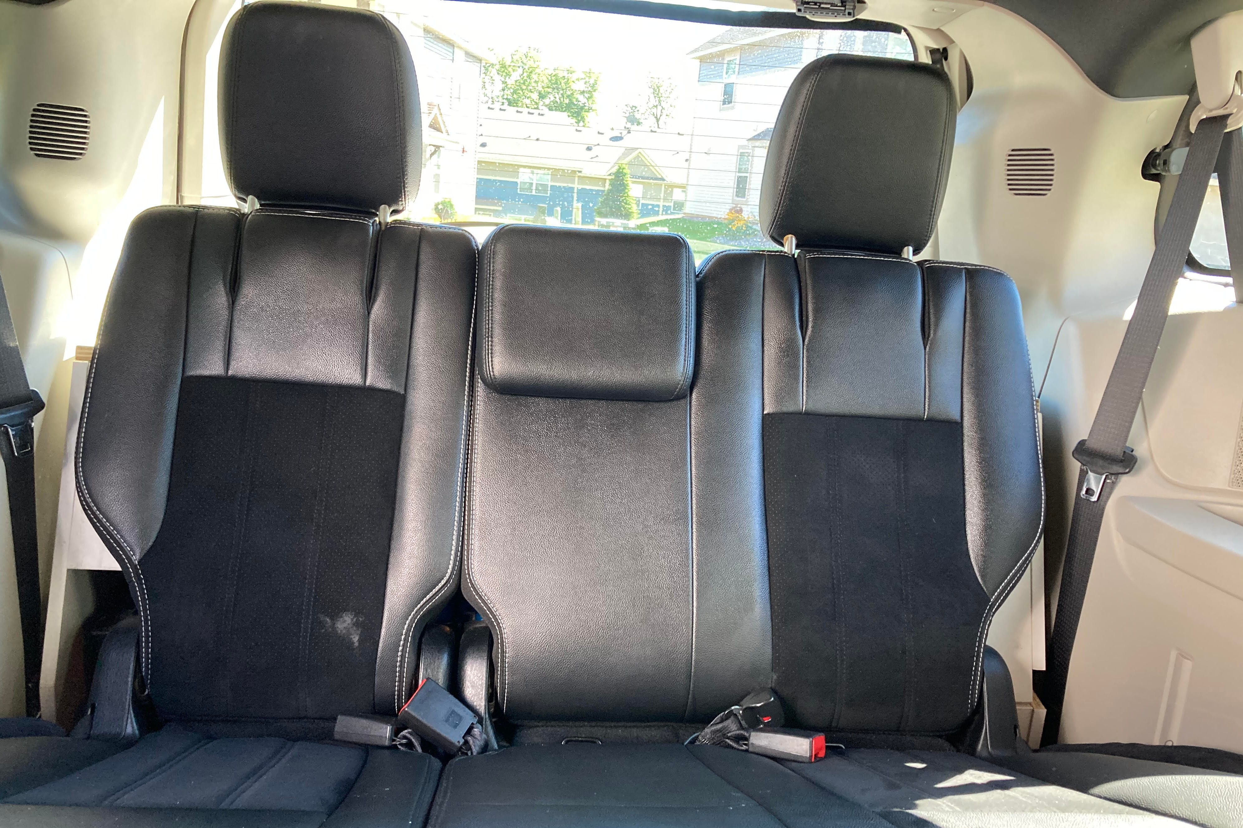 Fuel Efficient, Easy to Drive Campervan! Seats/Sleeps 4 adults, 5 w/kids!