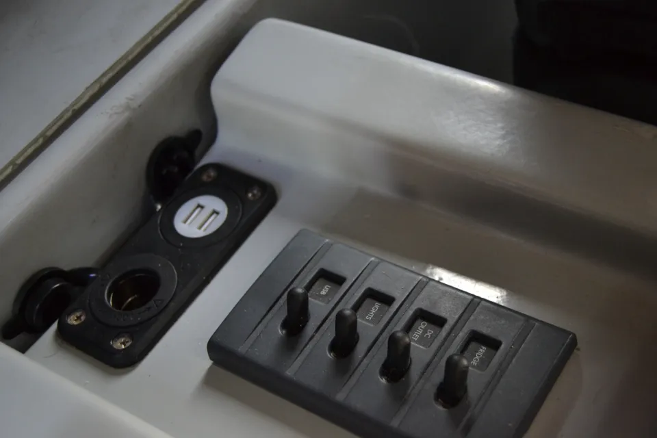 Fuel Efficient, Easy to Drive Campervan! Seats/Sleeps 4 adults, 5 w/kids!