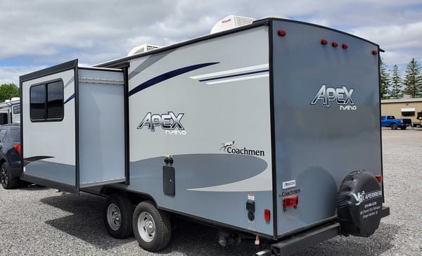 La Queen - Coachmen Apex Nano