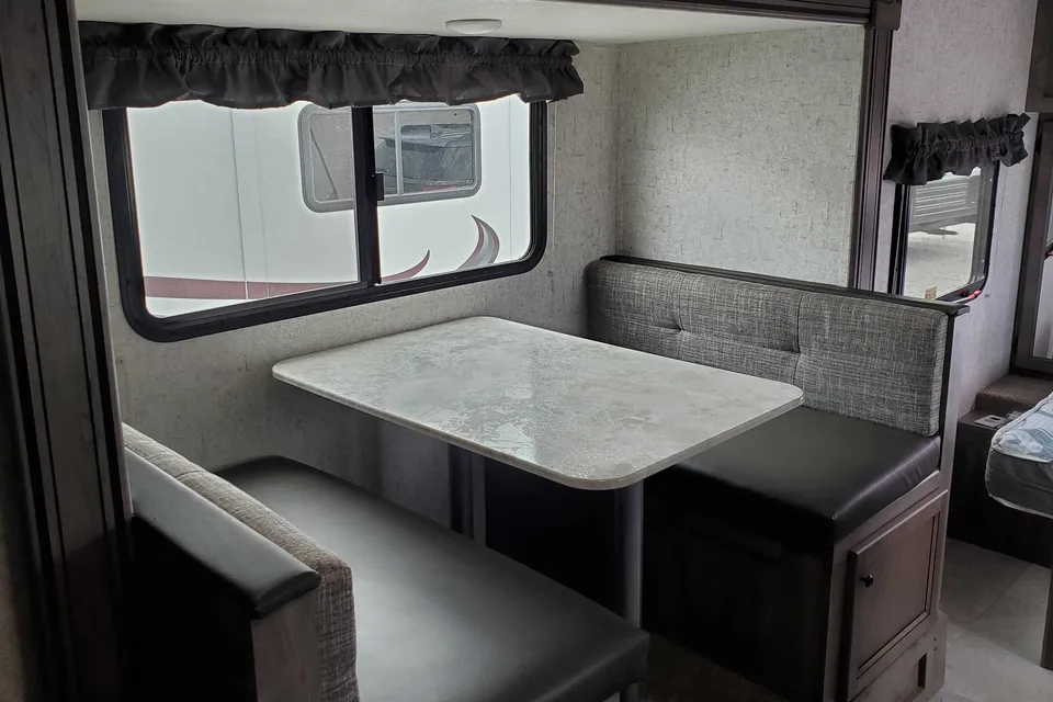La Queen - Coachmen Apex Nano
