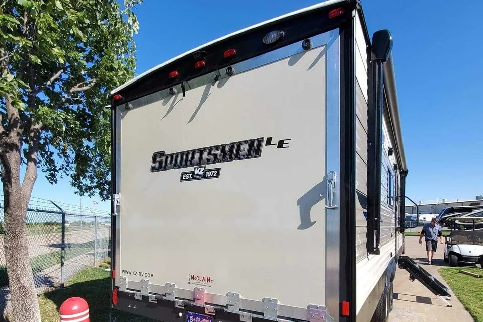 Evan's KZ Sportsman le Toy Hauler