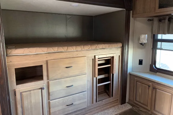 Thomas's Shasta Phoenix 35bh Fifth Wheel