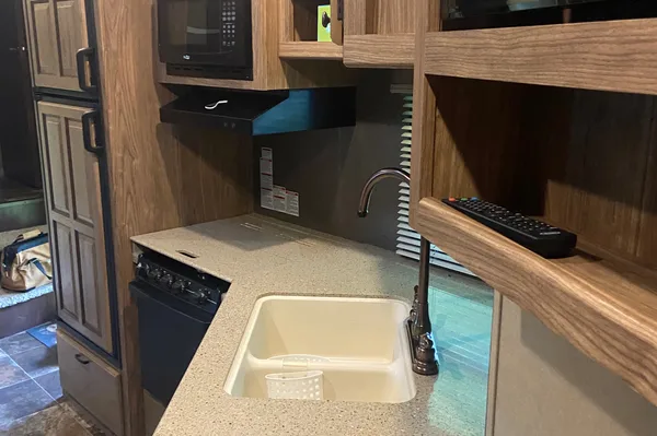 Thomas's Shasta Phoenix 35bh Fifth Wheel