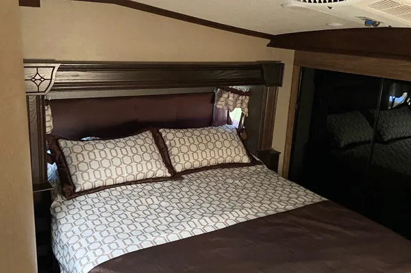 Thomas's Shasta Phoenix 35bh Fifth Wheel