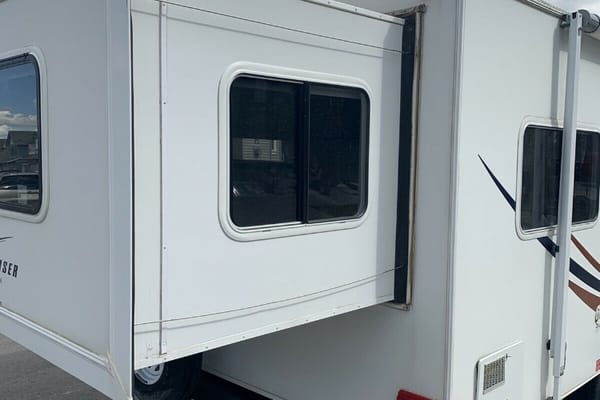 Benny’s Bunkhouse R Vision Trail Cruiser Travel Trailer