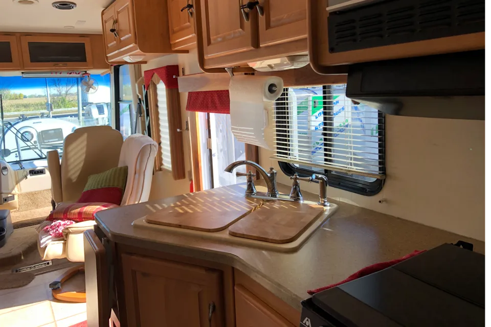 Class A Toyhauler 8 persons wheelchair access + garage for motorcycle, golfcart, ATV, 37 feet long