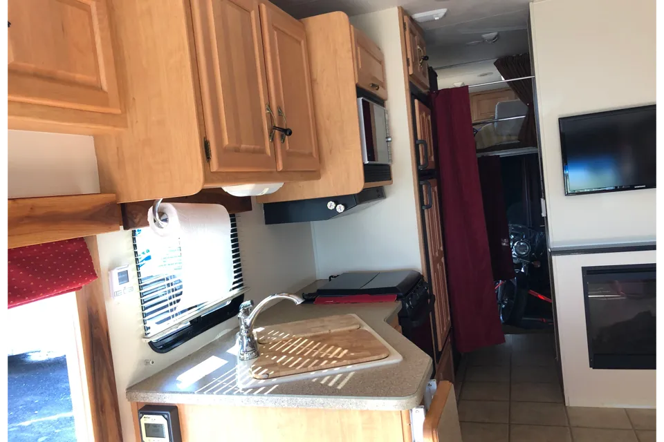 Class A Toyhauler 8 persons wheelchair access + garage for motorcycle, golfcart, ATV, 37 feet long