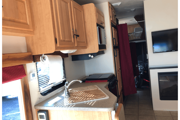 Class A Toyhauler 8 persons wheelchair access + garage for motorcycle, golfcart, ATV, 37 feet long