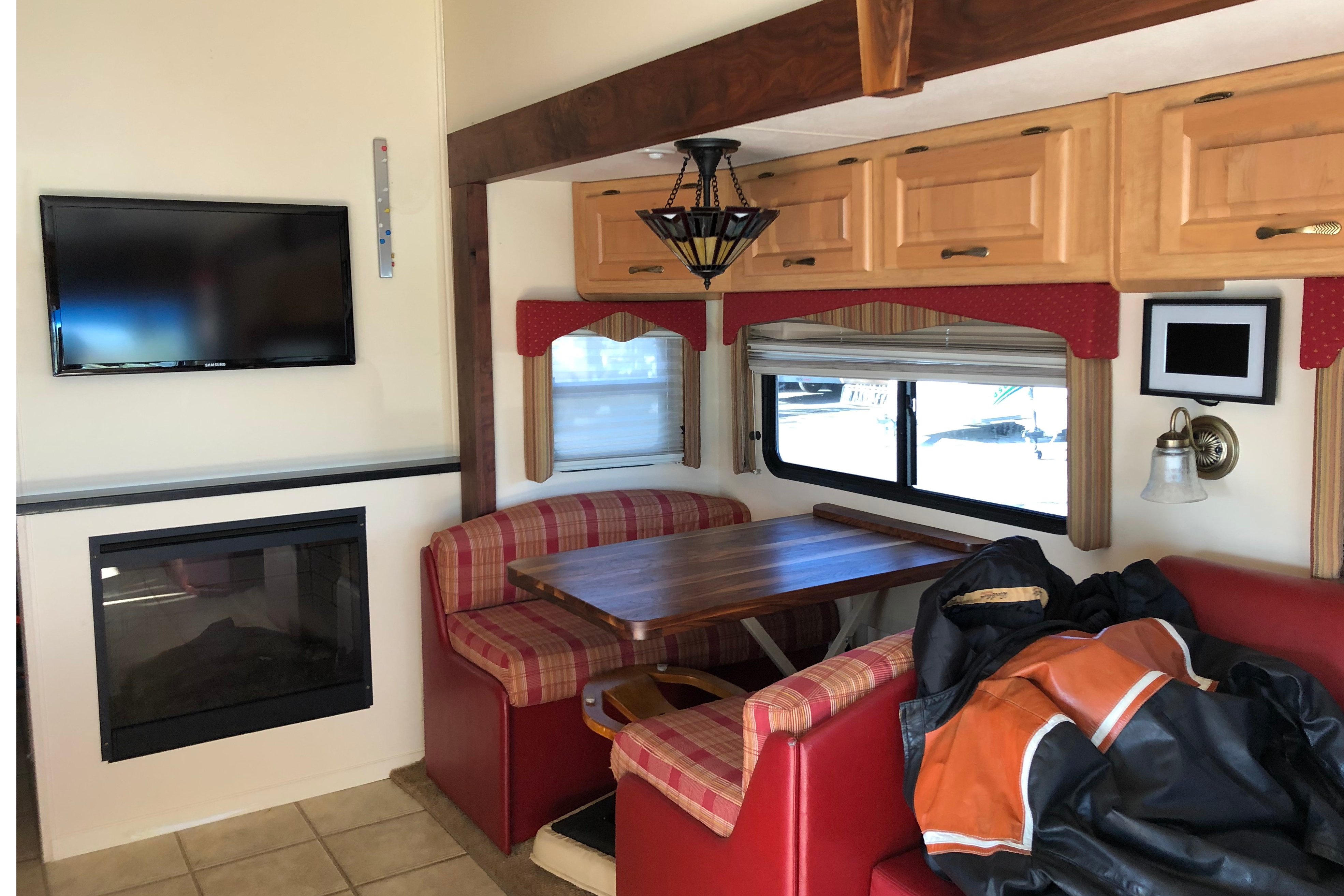 Class A Toyhauler 8 persons wheelchair access + garage for motorcycle, golfcart, ATV, 37 feet long
