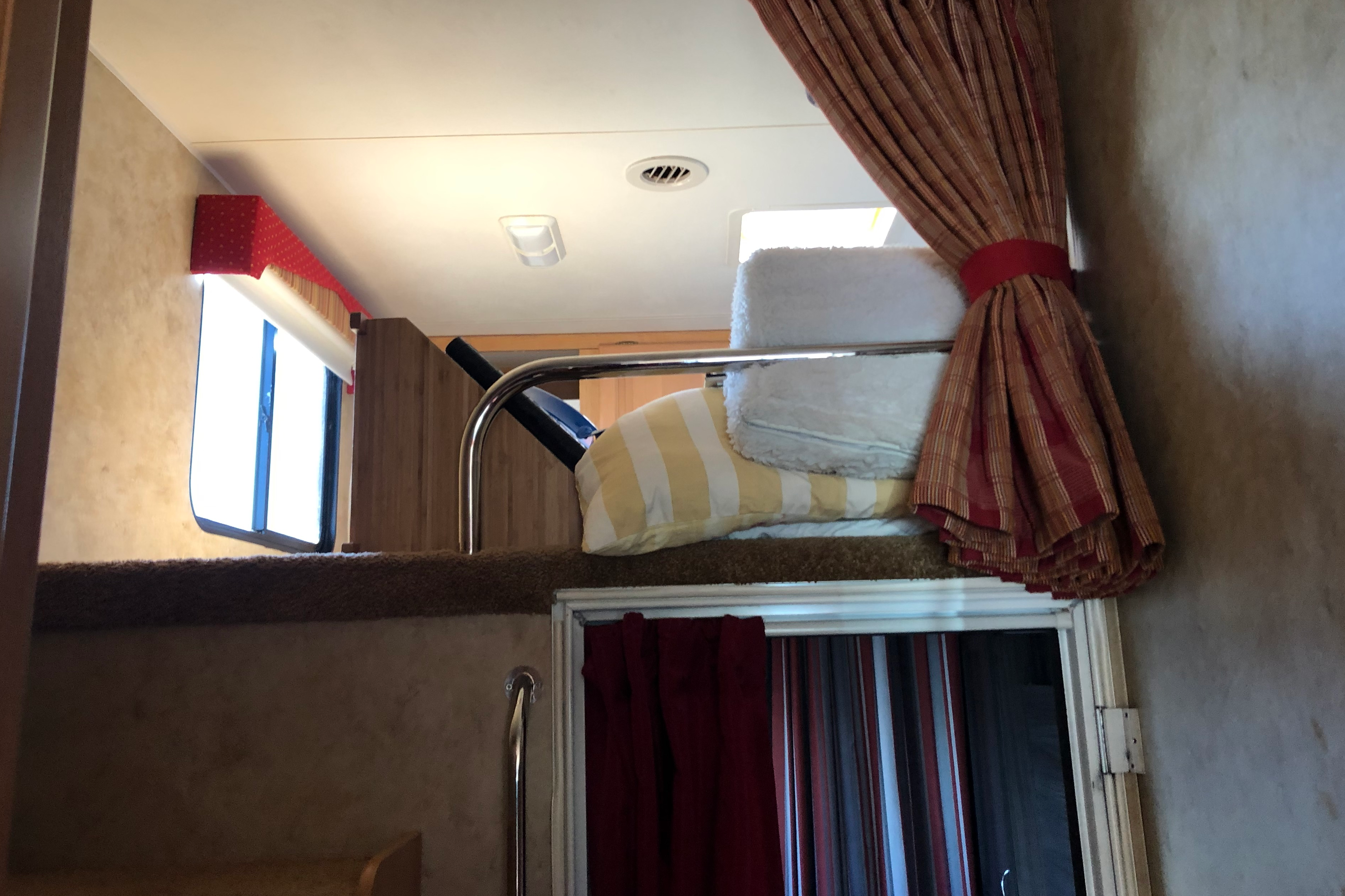 Class A Toyhauler 8 persons wheelchair access + garage for motorcycle, golfcart, ATV, 37 feet long