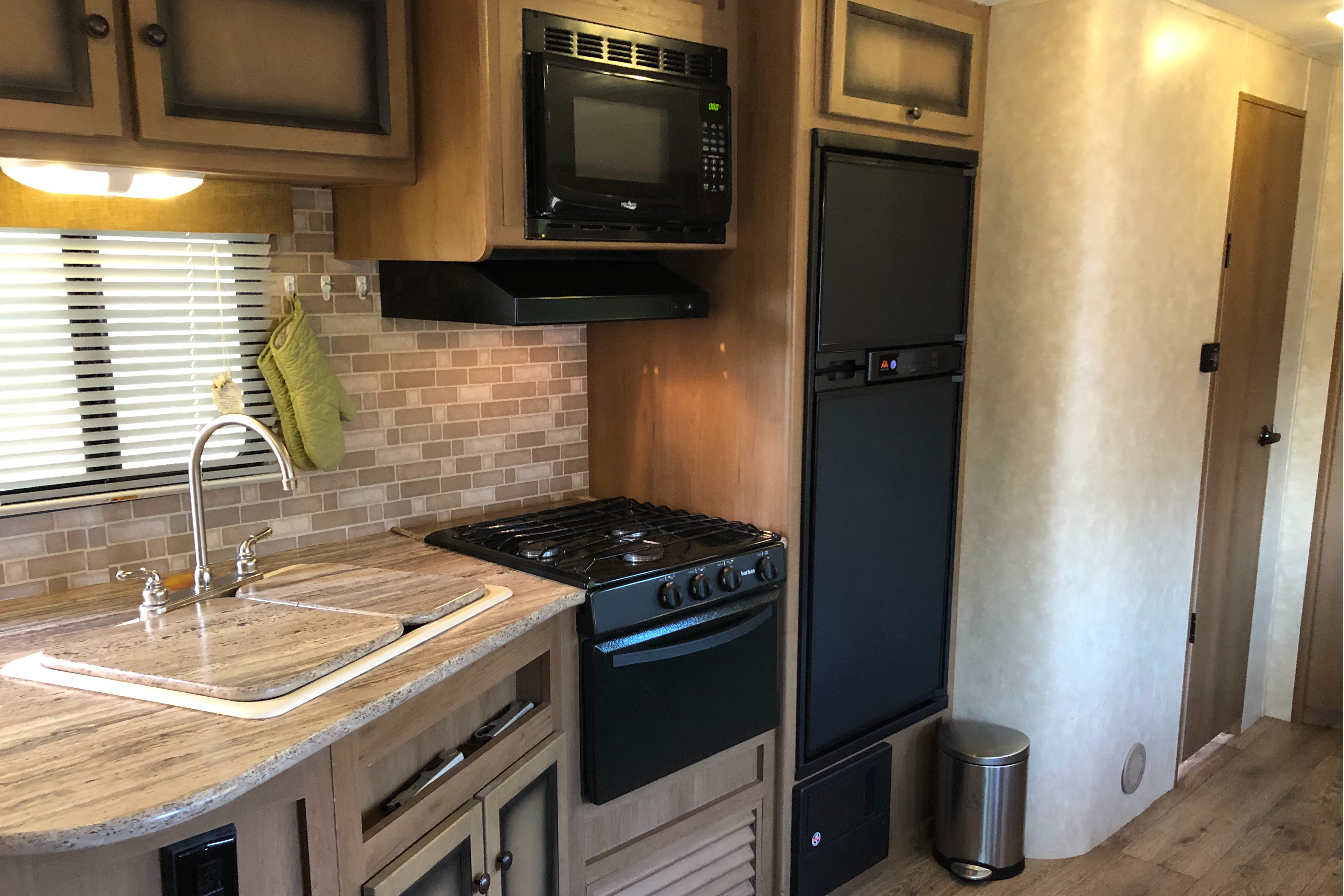 Stefan's Radiance  28QBHS Travel Trailer