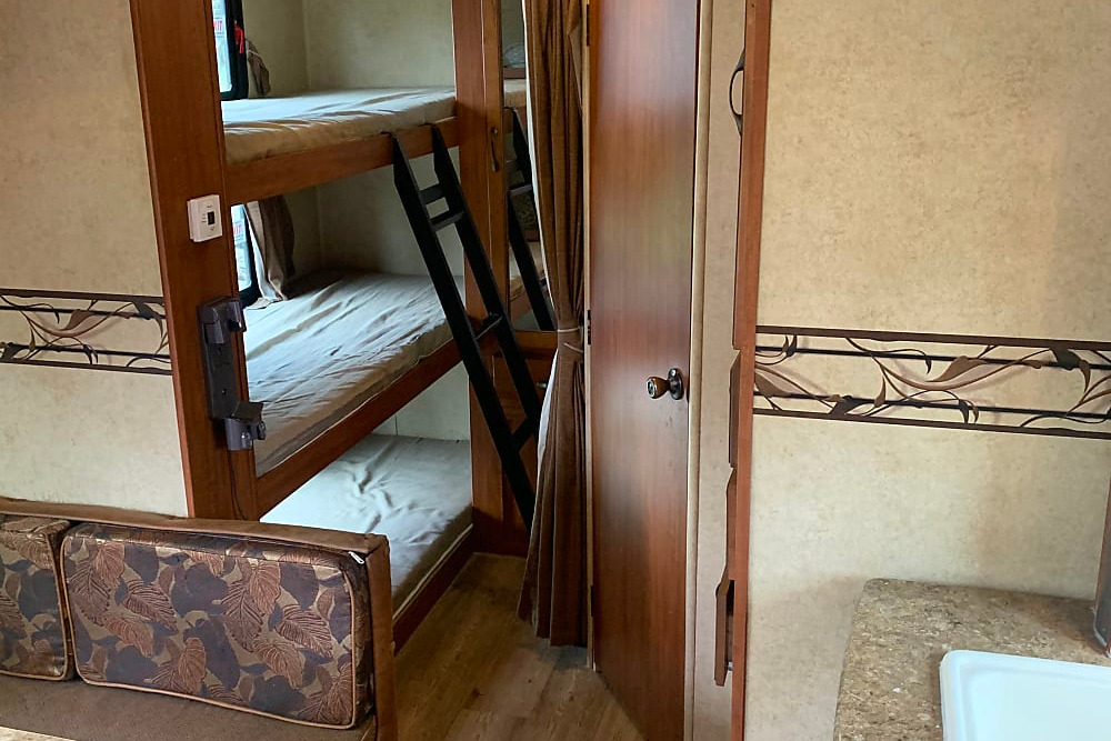 Surveyor Sport 26ft Triple bunks!