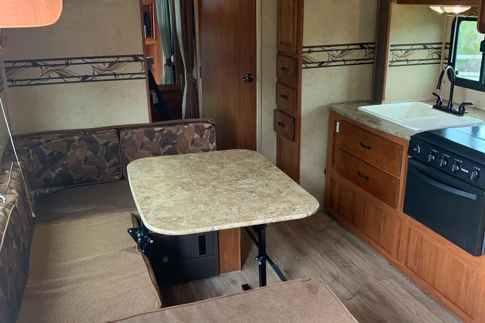 Surveyor Sport 26ft Triple bunks!