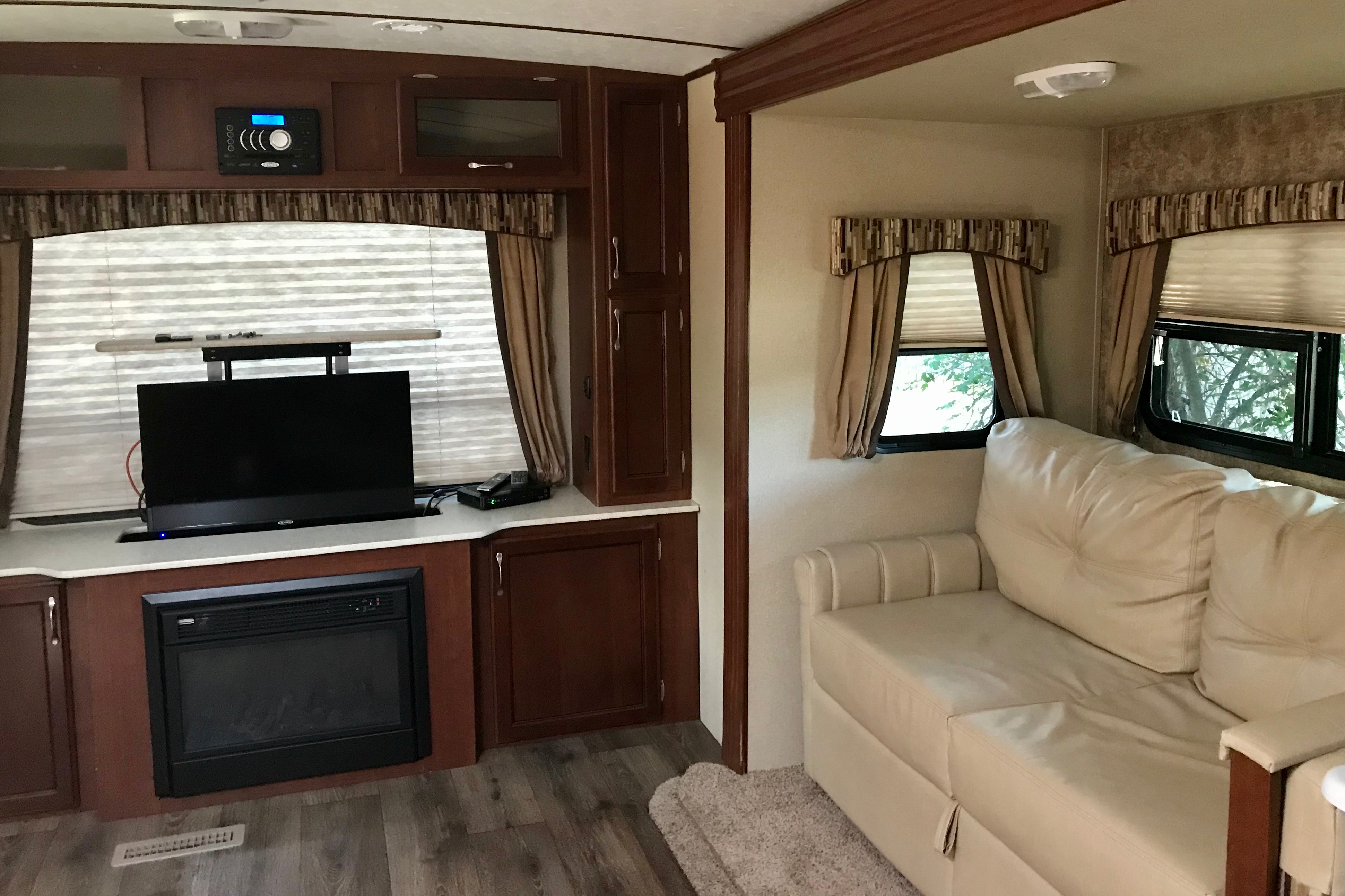 *Turn key* Fully loaded Luxury Rental*  32’ Sunvalley *Delivery Only