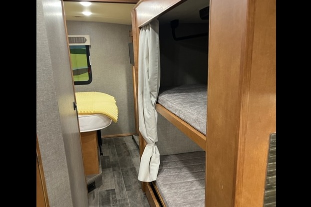 Gus the Bus-Winnebago Vista-KING bedroom, Bunk Beds and Queen Loft *ONBOARD WIFI*