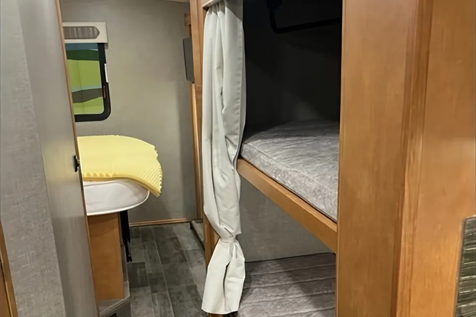 Gus the Bus-Winnebago Vista-KING bedroom, Bunk Beds and Queen Loft *ONBOARD WIFI*