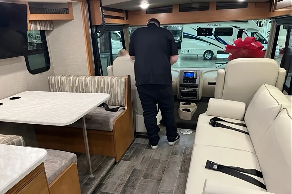 Gus the Bus-Winnebago Vista-KING bedroom, Bunk Beds and Queen Loft *ONBOARD WIFI*