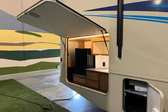 Gus the Bus-Winnebago Vista-KING bedroom, Bunk Beds and Queen Loft *ONBOARD WIFI*