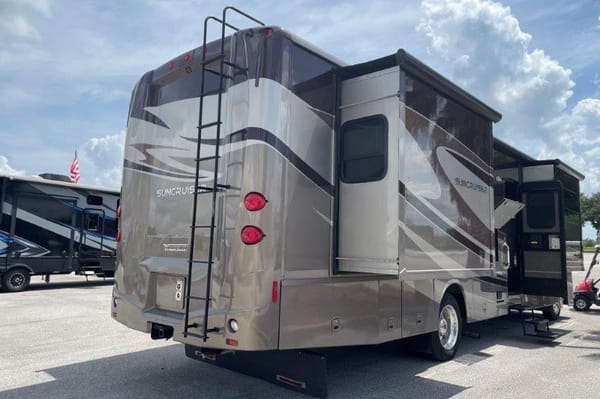 The Pine Needle Express Itasca Suncruiser 35P Class A