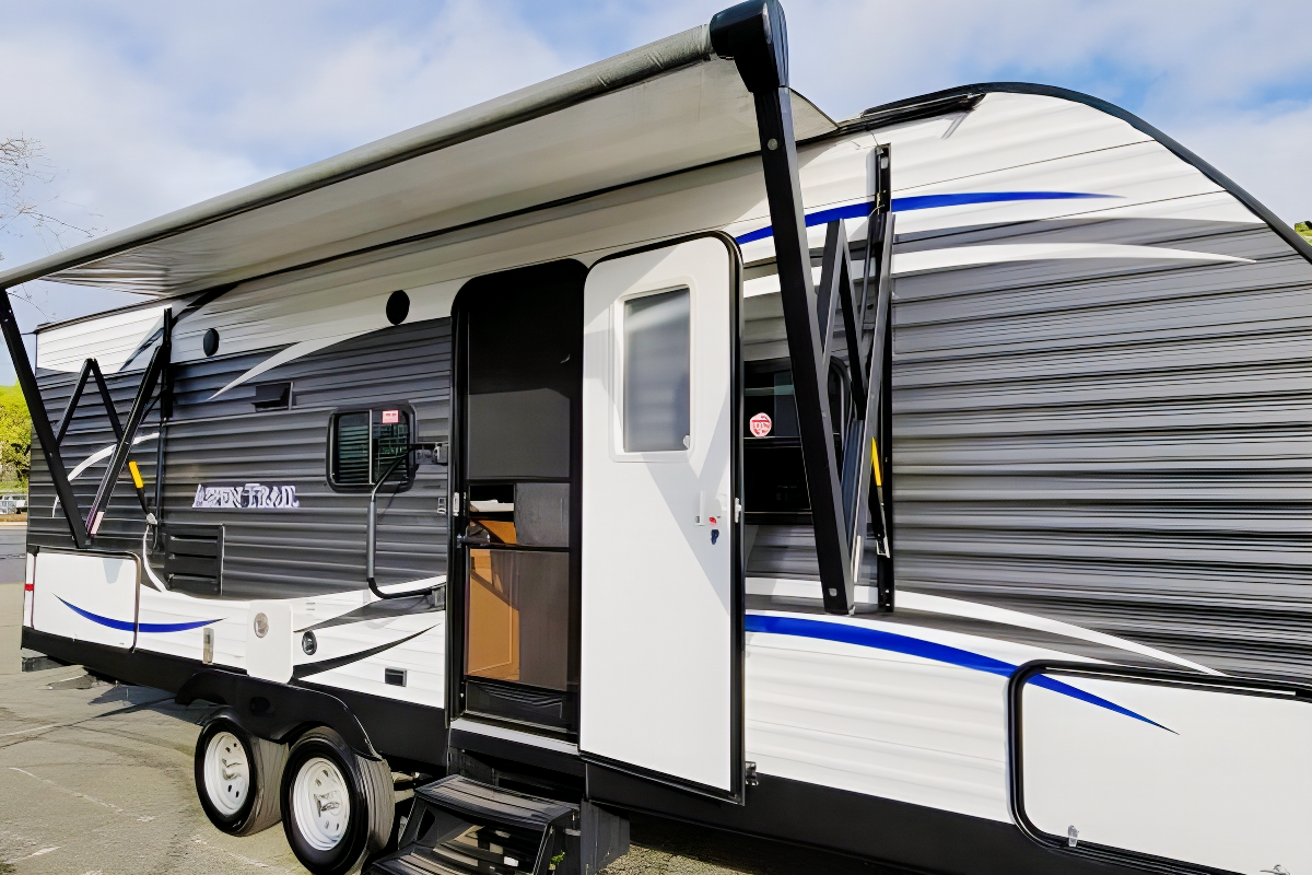 Spacious Clean 27.5' Travel Trailer w/ Slide-out Dinette 