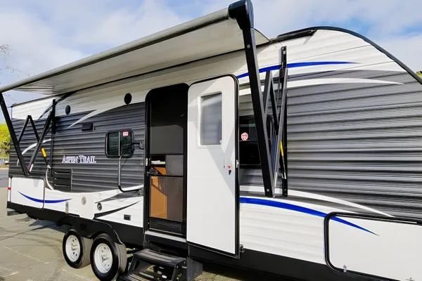 Spacious Clean 27.5' Travel Trailer w/ Slide-out Dinette