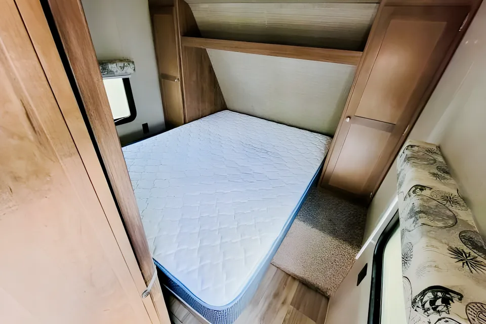 Spacious Clean 27.5' Travel Trailer w/ Slide-out Dinette