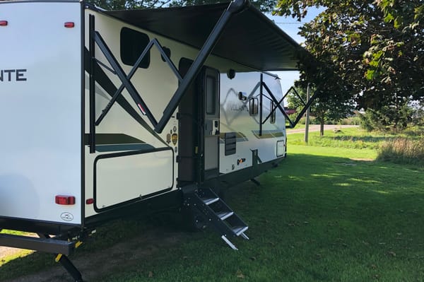 Jesse & Tracey’s Keystone Crossroads Volante Travel Trailer