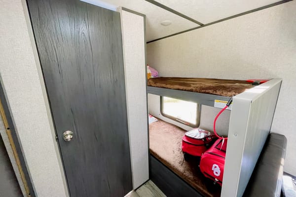 π The Campventure Cruiser π Sleeps 6 β’ Dutchman Travel Trailer β’ Ready for adventure!