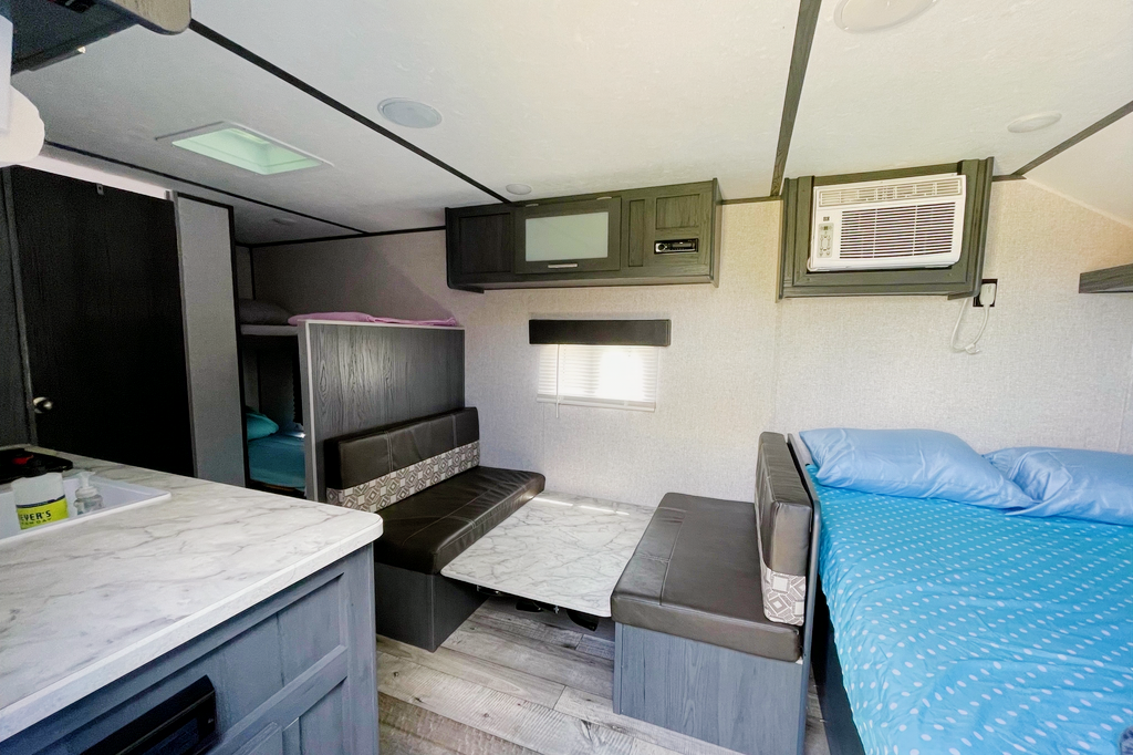🚐 The Campventure Cruiser 🚐 Sleeps 6 • Dutchman Travel Trailer • Ready for adventure!