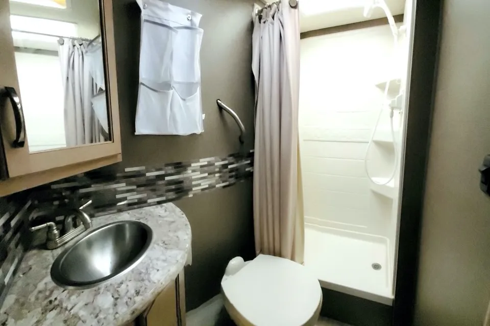 Modern Thor Freedom Elite RV 22FT