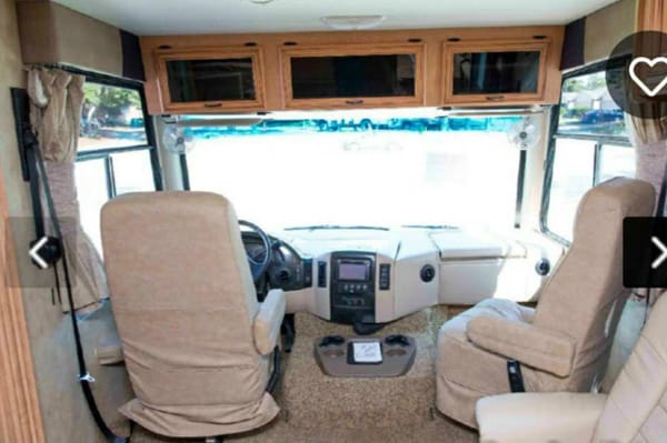 2011 Thor Motor Coach Four Winds Hurricane 32A Class A