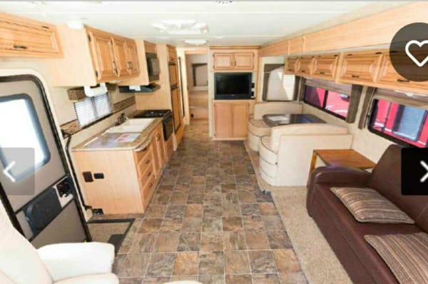 2011 Thor Motor Coach Four Winds Hurricane 32A Class A